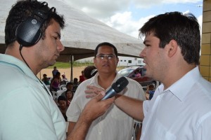 Walber Bezerra concedendo entrevista à rádio Penedo FM.