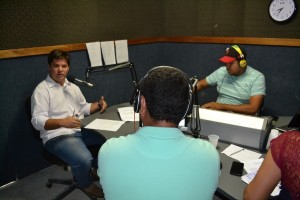 Gestor da APAE/IOFAL/SEMEP em Penedo, Walber Bezerra, concedendo entrevista ao programa Realidade apresentado por João Lucas.