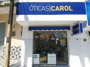 Óticas Carol está localizada na Praça Costa e Silva, 188, Centro de Penedo. Com os fone:  (82)3551-5970
