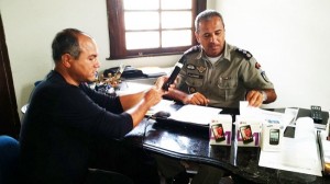 Comandante Major Jota Júnior sendo entrevistado pelo repórter Antônio Silva sore o projeto de segurança.