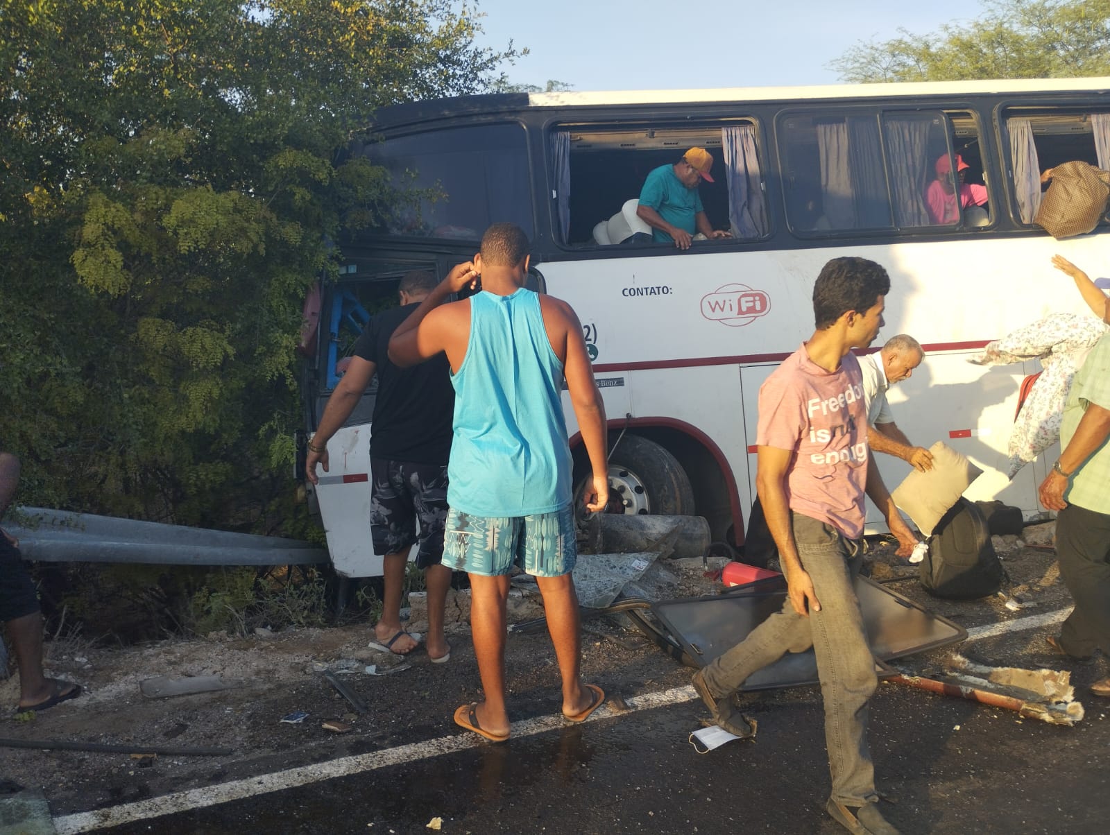 Acidente entre ônibus romeiros de Penedo e Piaçabuçu deixa vítimas