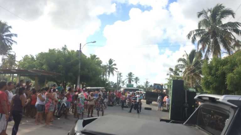 Moradores de Piaçabuçu fazem protesto e bloqueiam pista de acesso para Maceió