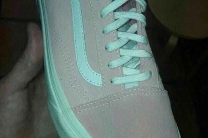 Privilege echo camp A cor verdadeira do tênis é rosa e branco e não cinza e verde - Boa  Informação