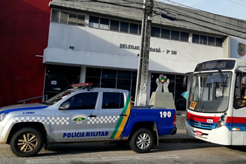 PM prende homem com simulacro de pistola dentro de um ônibus em Aracaju