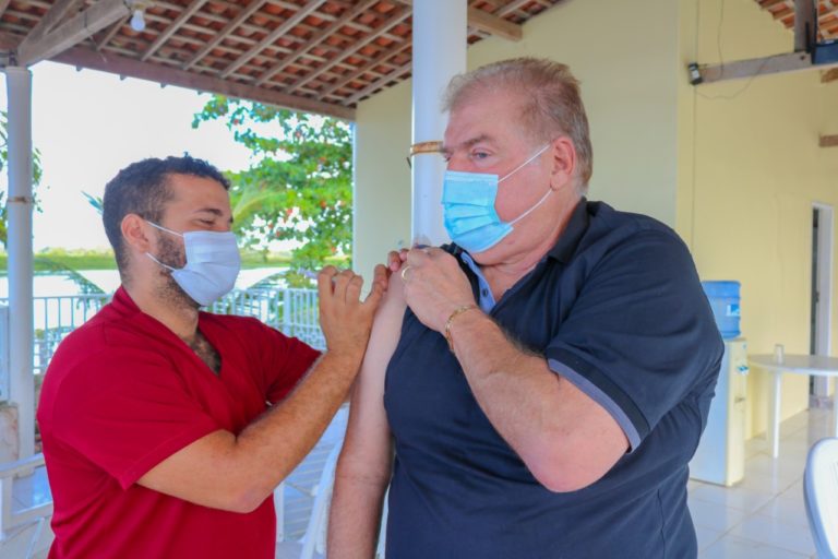 Prefeito Djalma Beltrão recebe primeira dose da vacina contra a Covid-19