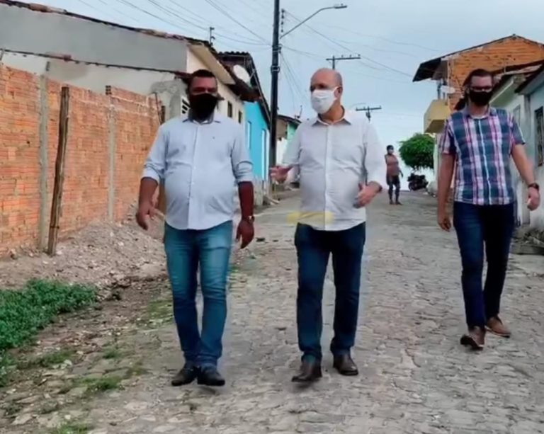 Ronaldo Lopes e João Lucas visitam obras em andamento no município de Penedo