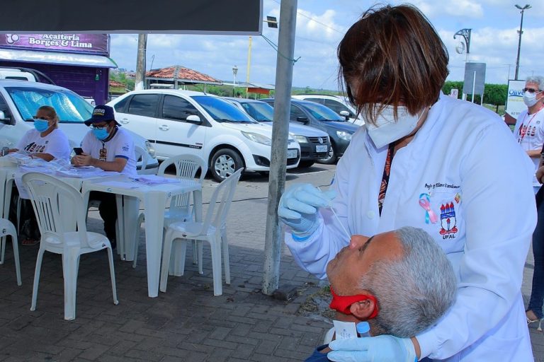 Ufal realiza teste gratuito para diagnóstico de Covid na orla de Penedo