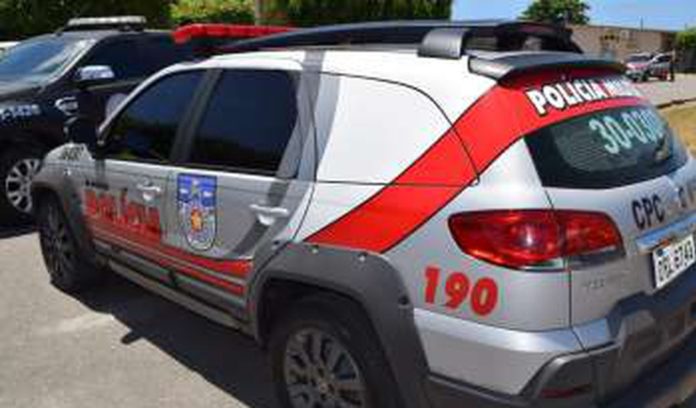 A caminho do trabalho, mulher é assaltada e criminoso passa Homem sendo abordado por policiais com drogas em Piaçabuçu