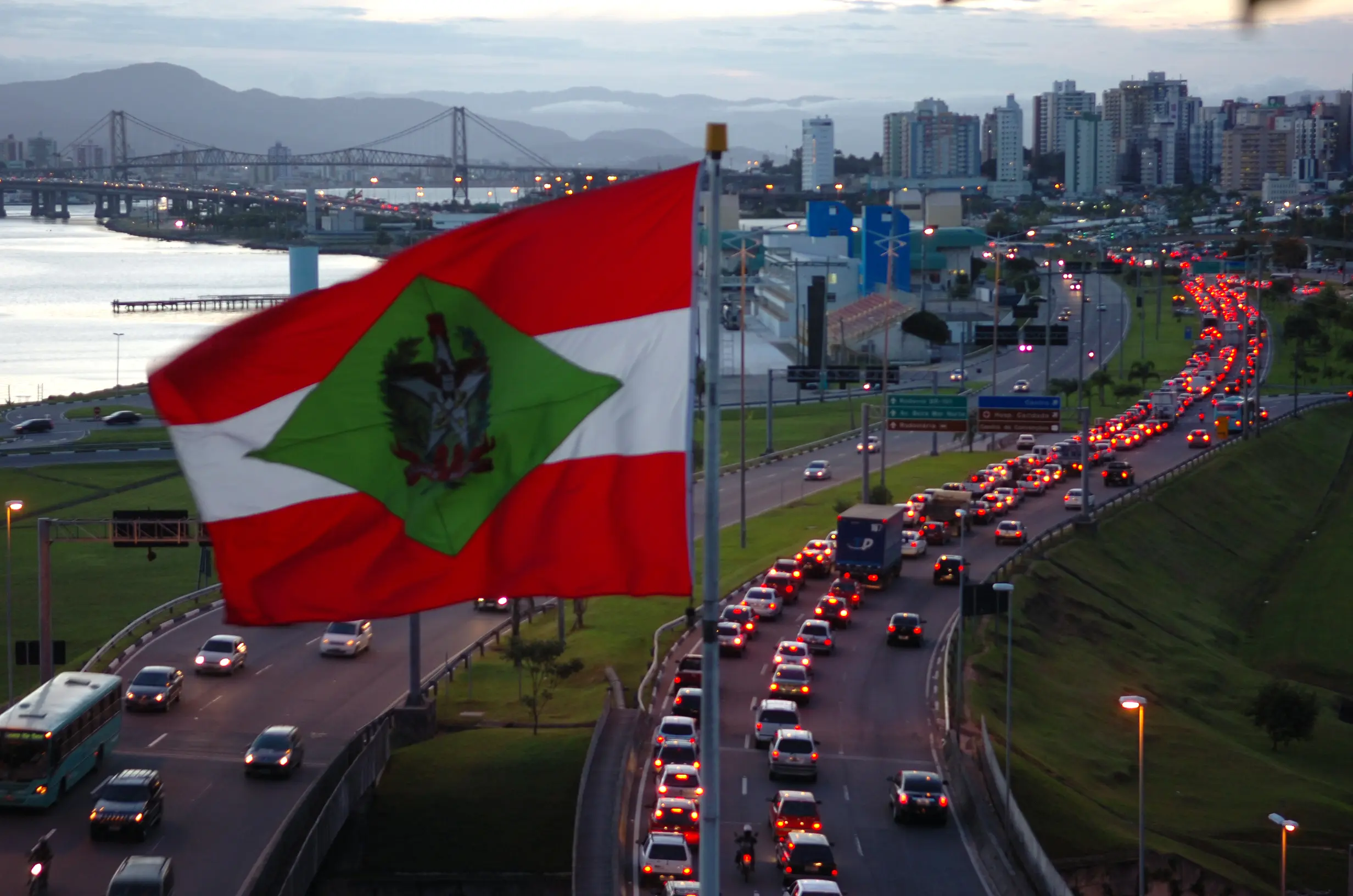 Bandeira de Santa Catarina, ao fundo uma cidade