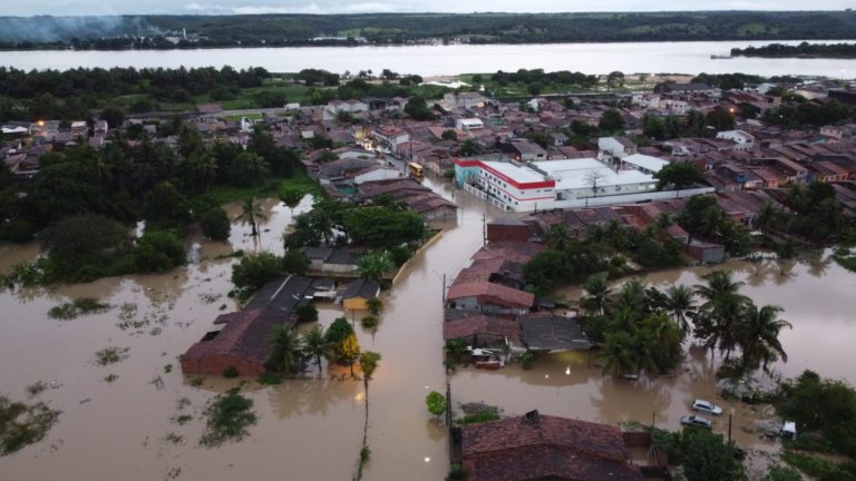 Famílias prejudicadas pelas chuvas em Penedo recebem atendimento médico e alimentos