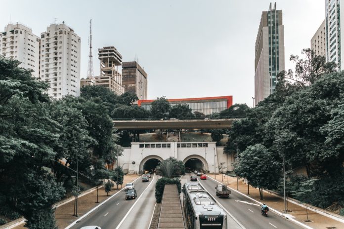 ônibus cinza em via expressa paulista