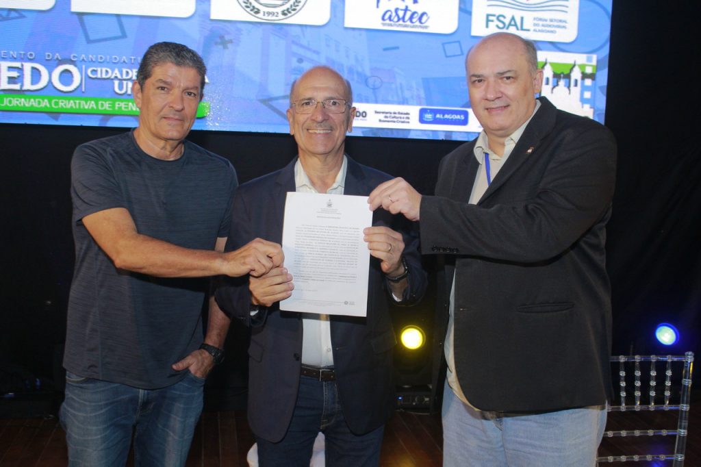 Momento em que o prefeito Ronaldo Lopes oficializou candidatura à rede mundial de Cidades Criativas