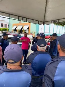 Prefeito em exercÃ­cio, JoÃ£o Lucas, se reunindo com agentes da Guarda Patrimonial.