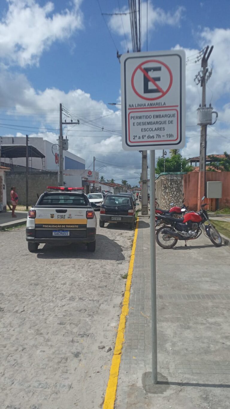 SMTT Penedo sinaliza estacionamento próximo de escola e de supermercado na Vila Matias