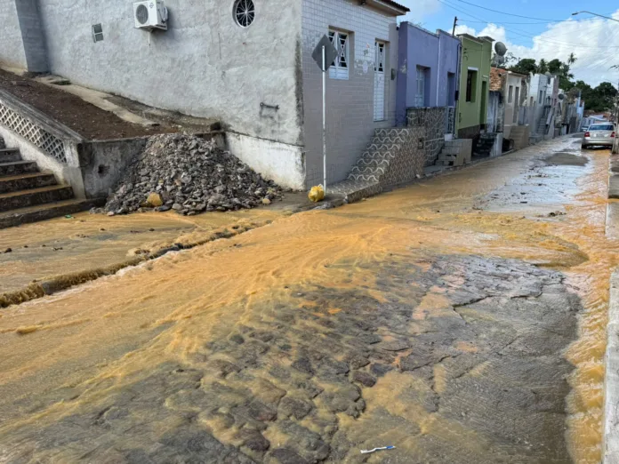 Rompimento de cano provoca alagamento. Foto: AquiAcontece