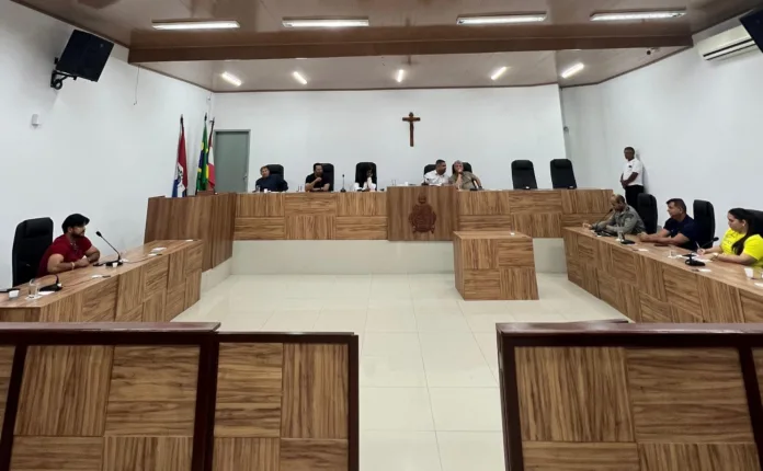 Reunião para discutir atos de vandalismo em Penedo.