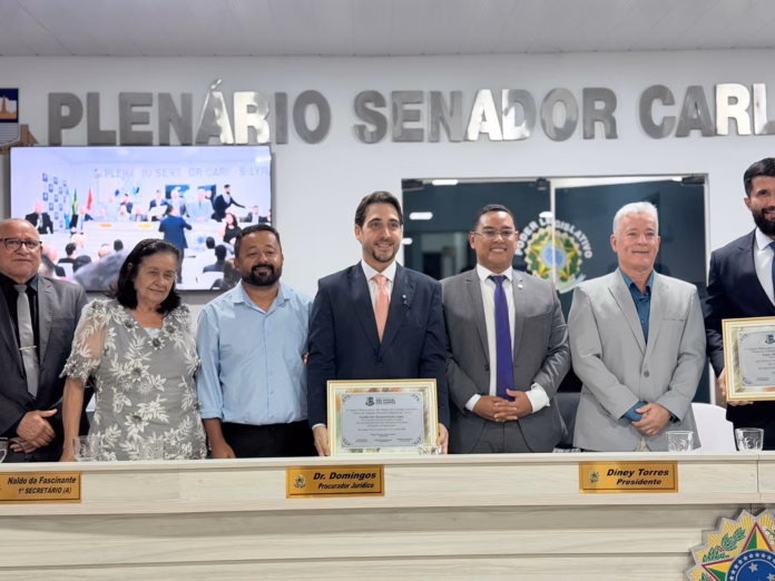 025815c7-5b74-4be8-bf04-22d4a0d4b653 Guilherme Lopes recebe título de cidadão honorário e