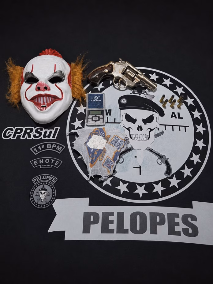 8c6d2d1b-e852-4b81-89f5-1585bfc34076 Máscara de palhaço chama atenção em apreensão de arma,