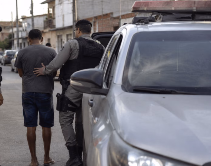 imagempolicial Homem com mandado de prisão é capturado pela PM em Penedo