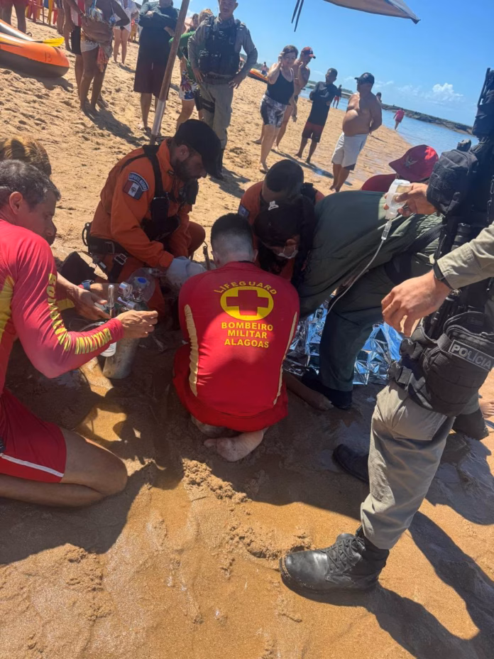 bb67fd92-df90-42d4-a614-e979001ad5e0 Mulher sendo atendida por equipe médica em praia de Maceió