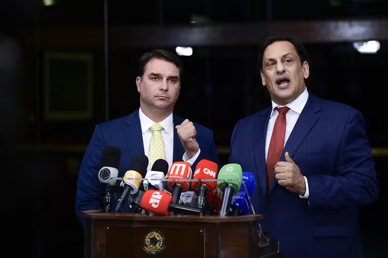 Flávio Bolsonaro depõe à PF sobre críticas a Lula