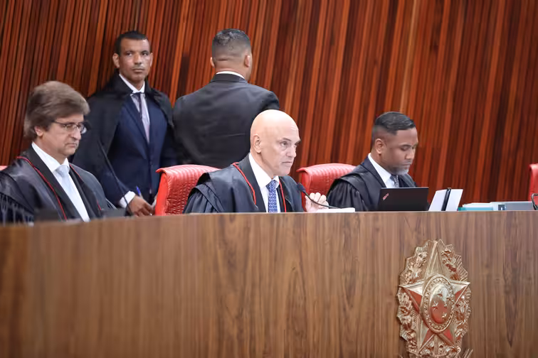 Ministro do TSE afirma que uso da IA em campanhas é permitido