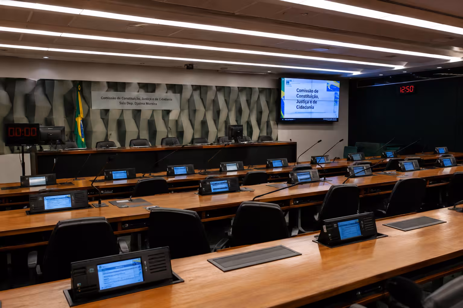 Ministros do STJ questionam manutenção de inquérito sob relatoria de Cristiano Zanin