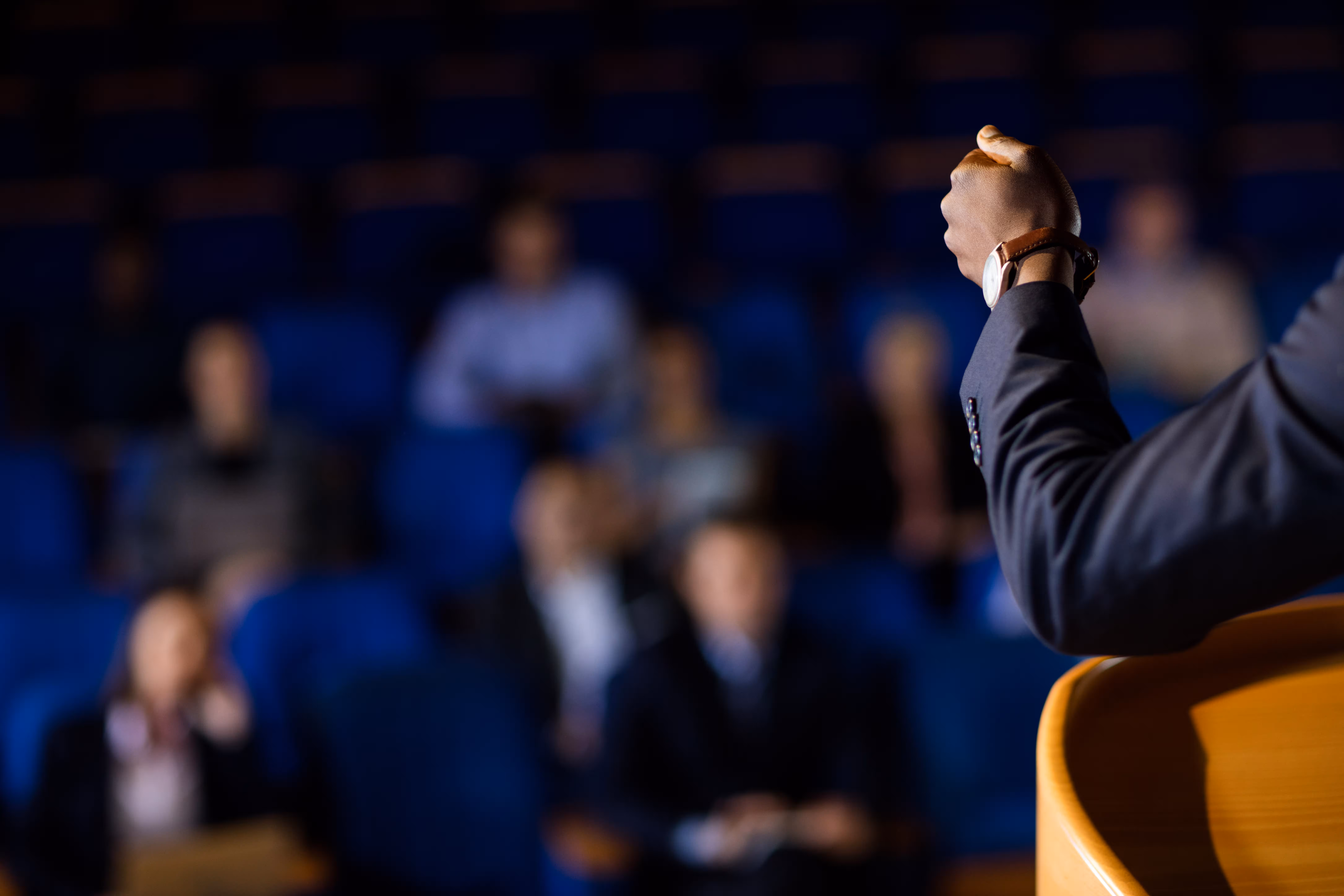 Deputado usou emendas para shows de empresa em que é sócio